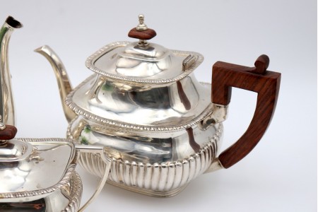 Serviço de chá em prata composto por três peças cafeteira, chaleira e açucareiro